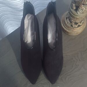 Carlos Santana Sleek Black Faux Suede Ankle Booties Size 9